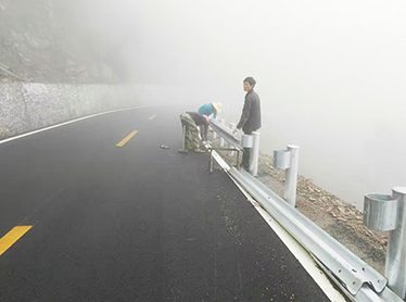 四川高速公路波形护栏安装